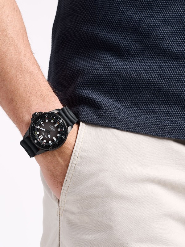 Nautica NCT Sea Dive muški automatik ronilački sat sa čeličnim kućištem, crnim brojčanikom, osvetljenim kazaljkama i crnom silikonskom narukvicom.