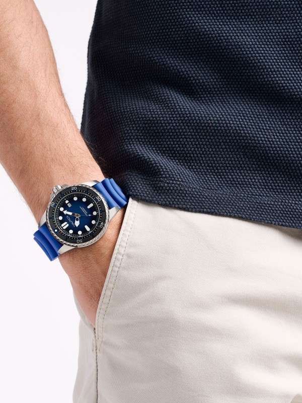 Nautica NCT Sea Dive muški ronilački sat u box setu sa dve silikonske narukvice, kvarcnim mehanizmom, datumom i vodootpornošću do 200m.