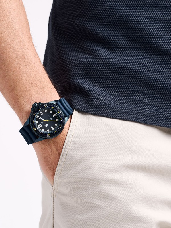 Nautica NCT Sea Dive muški ronilački sat u teget boji sa silikonskom narukvicom, kvarcnim mehanizmom, datumom i vodootpornošću do 200m.