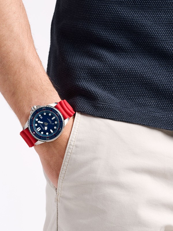 Nautica NCT Sea Dive muški sportski ronilački sat sa teget brojčanikom, crvenom silikonskom narukvicom, kvarcnim mehanizmom i vodootpornošću do 200m.