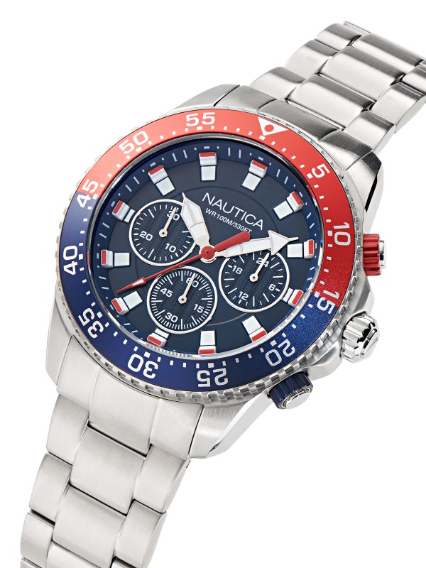 Nautica One muški hronograf sa teget brojčanikom, čeličnom narukvicom i kućištem od recikliranog nerđajućeg čelika. Sportski dizajn i vodootpornost do 100m.