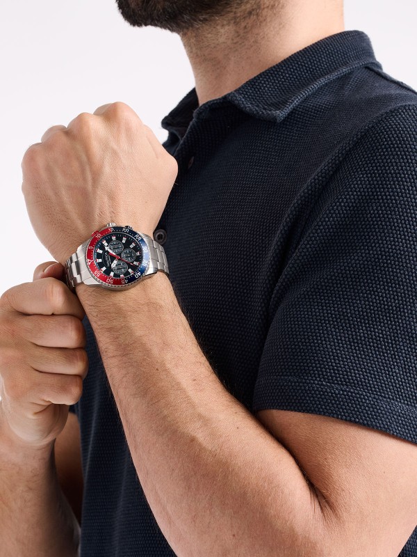 Nautica One muški hronograf sa teget brojčanikom, čeličnom narukvicom i kućištem od recikliranog nerđajućeg čelika. Sportski dizajn i vodootpornost do 100m.