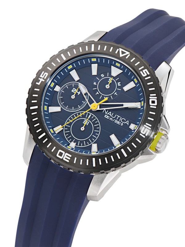 Nautica NST muški hronograf sa teget brojčanikom, laganom silikonskom narukvicom, čeličnim kućištem i vodootpornošću do 100m – idealan za aktivan stil.
