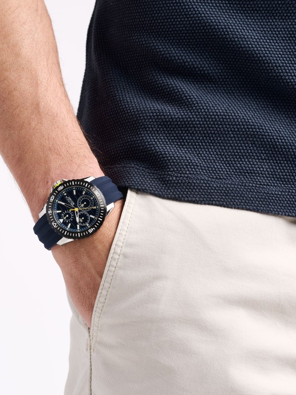 Nautica NST muški hronograf sa teget brojčanikom, laganom silikonskom narukvicom, čeličnim kućištem i vodootpornošću do 100m – idealan za aktivan stil.