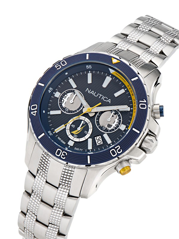 Muški Nautica NST hronograf sa teget brojčanikom, čeličnim kućištem od recikliranog čelika, osvetljenim kazaljkama i vodootpornošću do 100m.