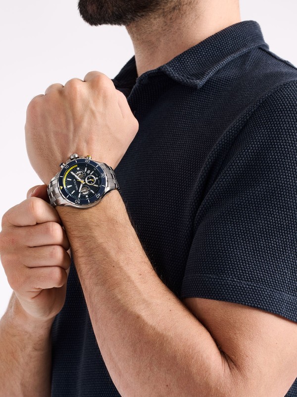 Muški Nautica NST hronograf sa teget brojčanikom, čeličnim kućištem od recikliranog čelika, osvetljenim kazaljkama i vodootpornošću do 100m.