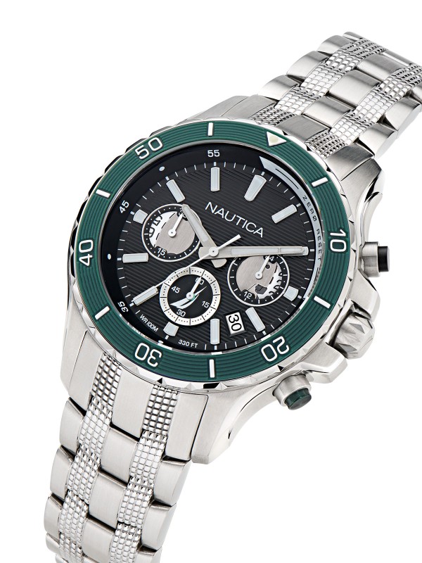Nautica NST muški sportski hronograf sa crnim brojčanikom, osvetljenim kazaljkama, čeličnom narukvicom i vodootpornošću do 100m.