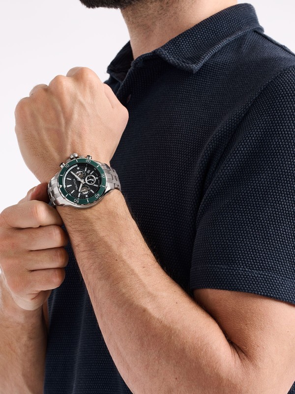 Nautica NST muški sportski hronograf sa crnim brojčanikom, osvetljenim kazaljkama, čeličnom narukvicom i vodootpornošću do 100m.