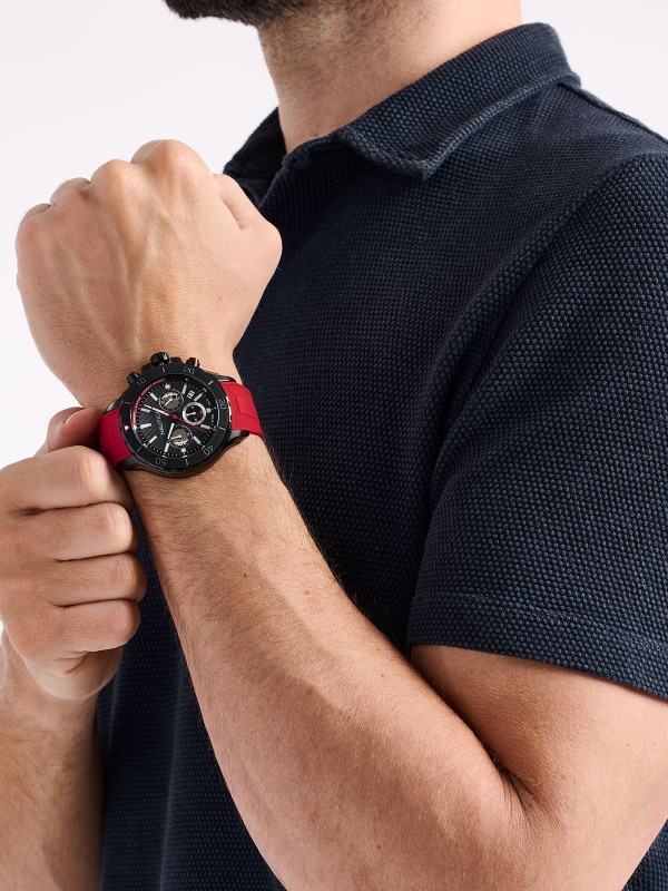 Nautica NST muški hronograf box set sa dve silikonske narukvice, crnim brojčanikom, kvarcnim mehanizmom i vodootpornošću do 100m.