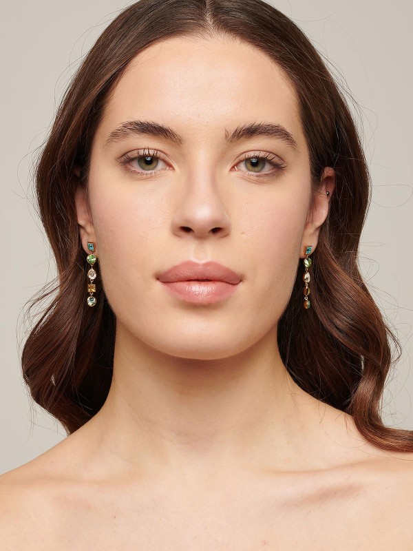 Brosway Symphonia ženske viseće minđuše u boji žutog zlata sa raznobojnim cirkonima u plavim, zelenim, žutim i belim nijansama. Elegantne i efektne za svaki dan i posebne prilike.