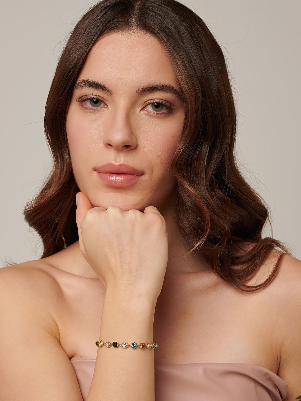 Brosway Symphonia ženska narukvica u boji žutog zlata sa raznobojnim cirkonima u plavim, zelenim, žutim i belim nijansama. Savršen izbor za svakodnevno nošenje.