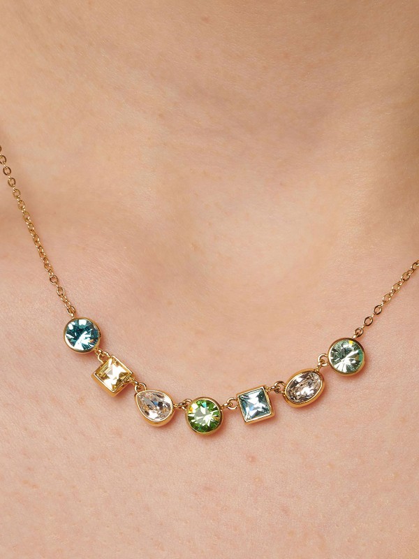 Brosway Symphonia ženska ogrlica u boji žutog zlata sa raznobojnim cirkonima u plavim, zelenim, žutim i belim tonovima. Elegantna i upečatljiva za svaki dan.