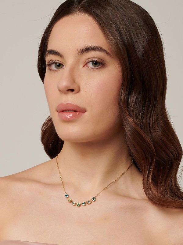 Brosway Symphonia ženska ogrlica u boji žutog zlata sa raznobojnim cirkonima u plavim, zelenim, žutim i belim tonovima. Elegantna i upečatljiva za svaki dan.