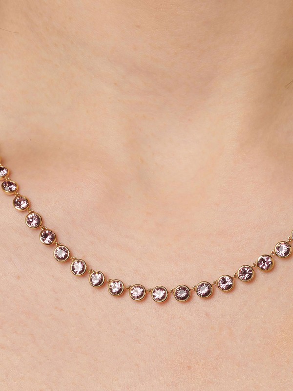 Brosway Symphonia ženska ogrlica u boji žutog zlata sa okruglim cirkonima u boji ametista. Elegantna ogrlica za svakodnevno nošenje i posebne prilike.