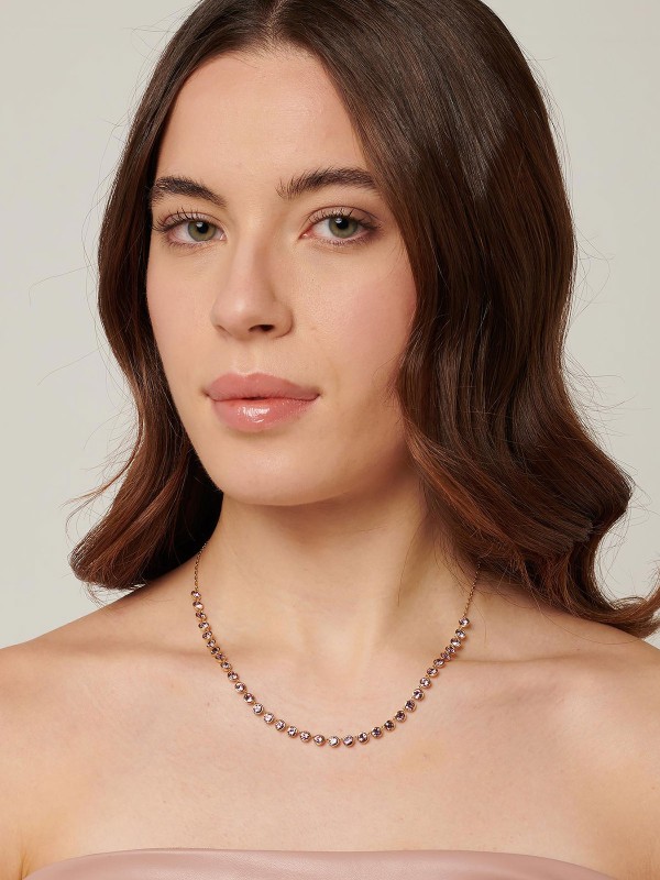 Brosway Symphonia ženska ogrlica u boji žutog zlata sa okruglim cirkonima u boji ametista. Elegantna ogrlica za svakodnevno nošenje i posebne prilike.