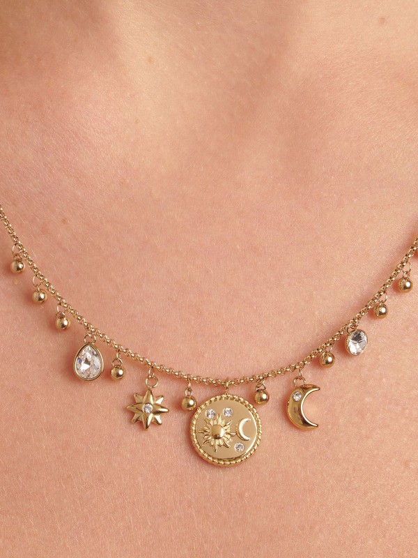 Brosway Chakra ženska ogrlica u boji žutog zlata sa visećim privescima – polumesec, zvezda, sunce, kuglice i cirkoni. Savršen izbor za svakodnevno nošenje i posebne prilike.