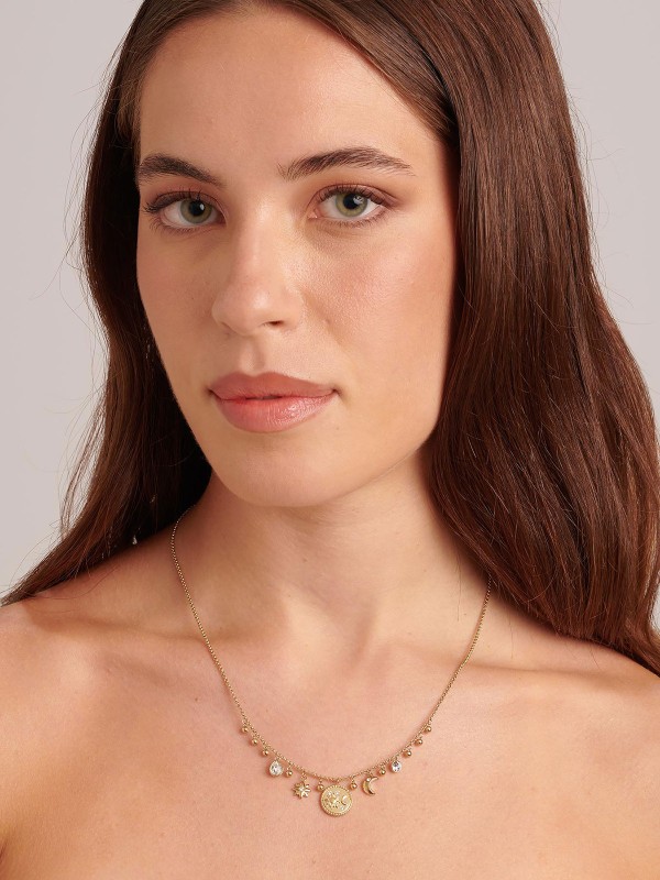 Brosway Chakra ženska ogrlica u boji žutog zlata sa visećim privescima – polumesec, zvezda, sunce, kuglice i cirkoni. Savršen izbor za svakodnevno nošenje i posebne prilike.