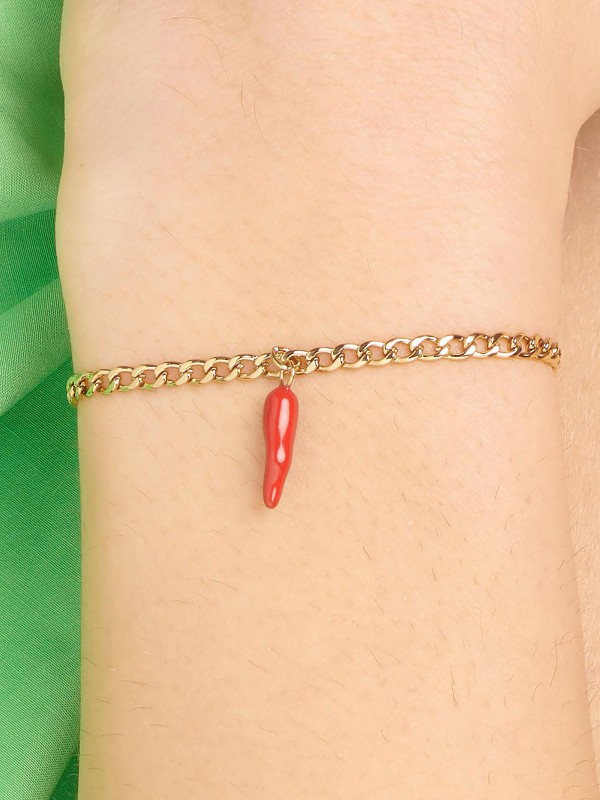 Brosway Chakra ženska narukvica u boji žutog zlata sa priveskom srećnog roga od crvenog emajla. Simboličan i moderan detalj za svaki dan.