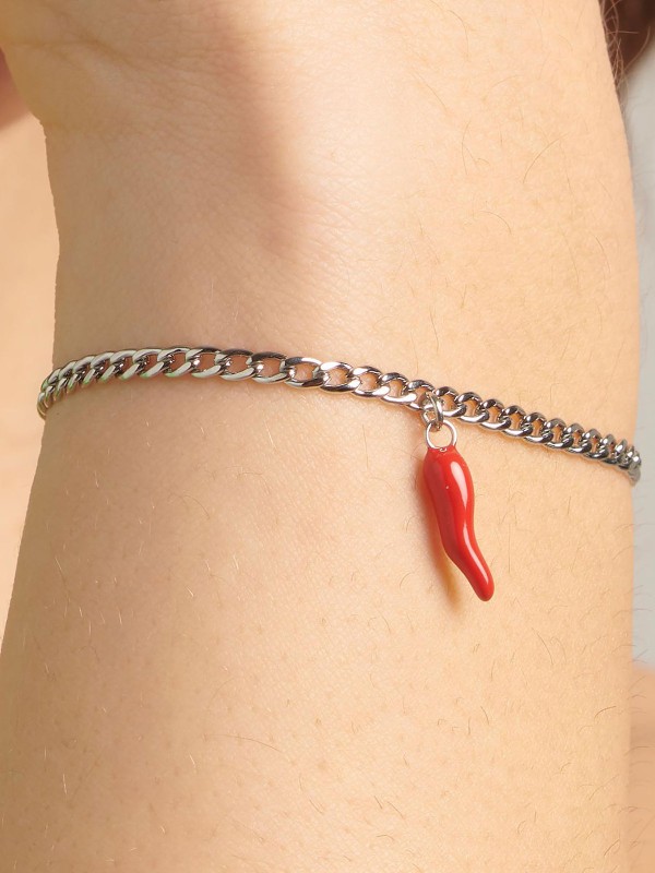 Brosway Chakra ženska narukvica u boji srebra sa priveskom srećnog roga od crvenog emajla. Moderan i simboličan komad nakita za svakodnevno nošenje.