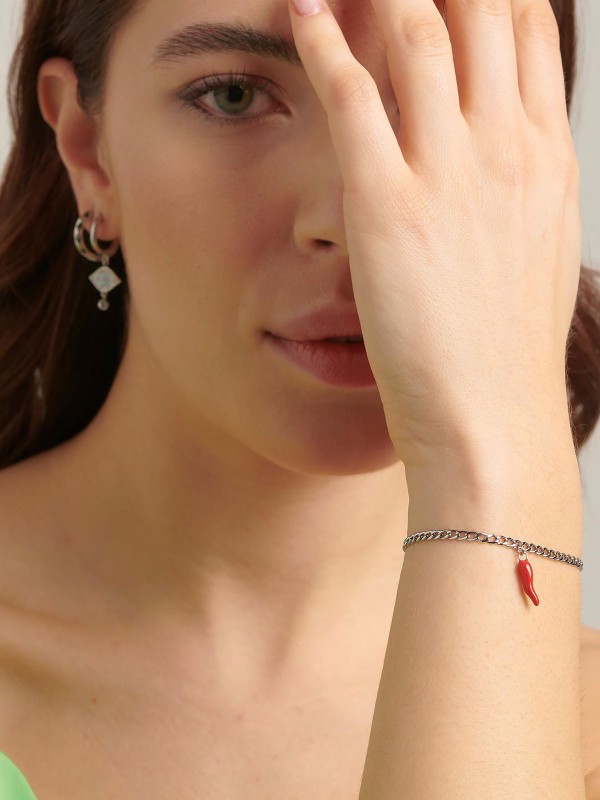 Brosway Chakra ženska narukvica u boji srebra sa priveskom srećnog roga od crvenog emajla. Moderan i simboličan komad nakita za svakodnevno nošenje.