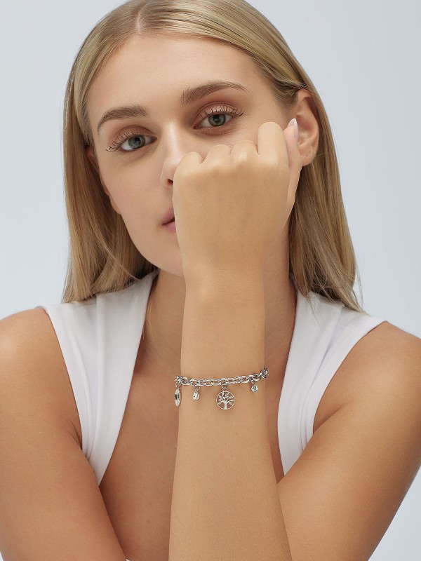 Brosway Chakra ženska narukvica u boji srebra sa visećim privescima drveta života, srca i znaka beskonačnosti. Simboličan i elegantan komad nakita za svakodnevno nošenje.