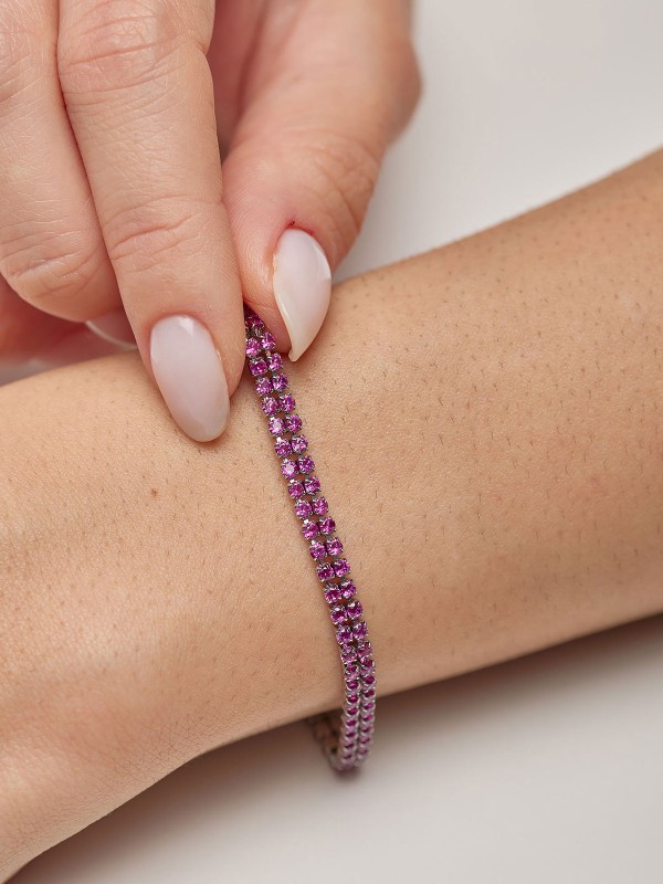 Brosway Desideri ženska tenis narukvica u boji srebra sa tri reda providnih cirkona. Bezvremenski elegantan komad nakita za svakodnevne i svečane kombinacije.