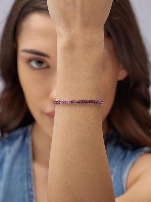 Brosway Desideri ženska tenis narukvica u boji srebra sa tri reda providnih cirkona. Bezvremenski elegantan komad nakita za svakodnevne i svečane kombinacije.