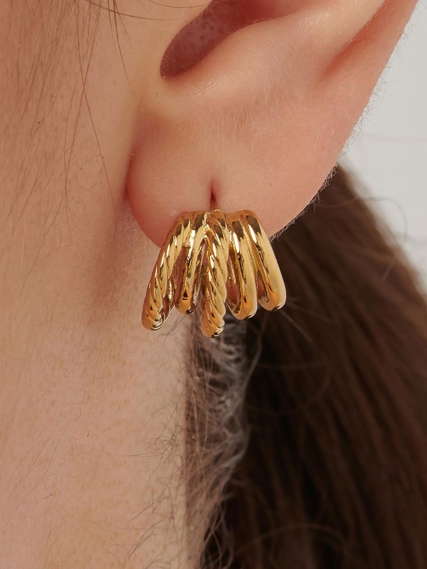 Brosway Amy ženske minđuše u boji žutog zlata, minimalističkog i elegantnog dizajna. Idealne za svakodnevno nošenje i lako uklapanje uz svaki stil.