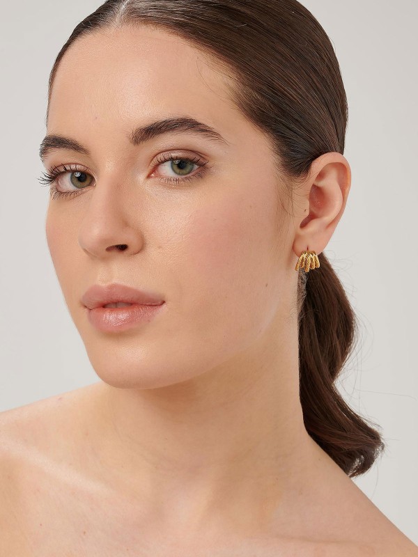 Brosway Amy ženske minđuše u boji žutog zlata, minimalističkog i elegantnog dizajna. Idealne za svakodnevno nošenje i lako uklapanje uz svaki stil.