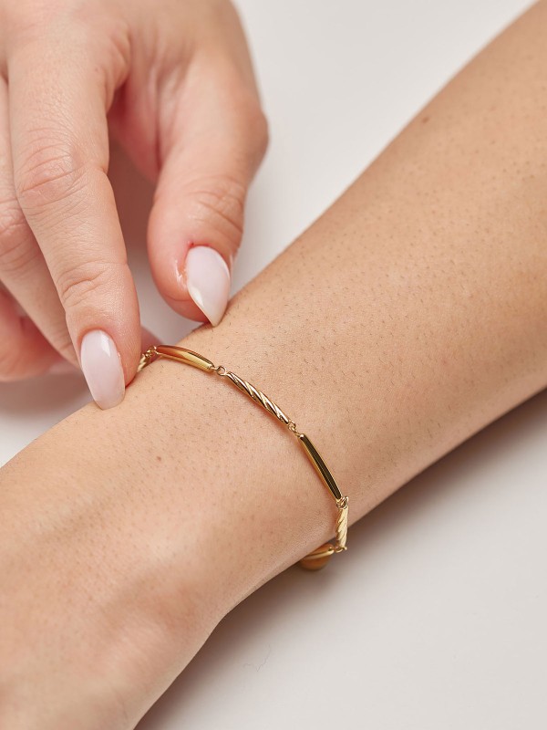 Brosway Amy ženska narukvica u boji žutog zlata, jednostavnog i elegantnog dizajna. Savršen izbor za svakodnevno nošenje i lako uklapanje uz svaki stil.