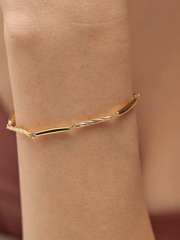 Brosway Amy ženska narukvica u boji žutog zlata, jednostavnog i elegantnog dizajna. Savršen izbor za svakodnevno nošenje i lako uklapanje uz svaki stil.