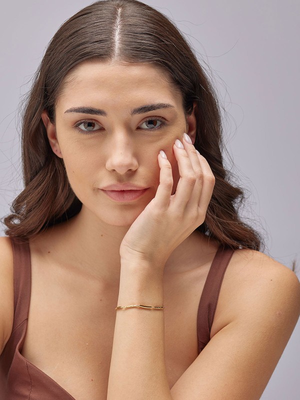 Brosway Amy ženska narukvica u boji žutog zlata, jednostavnog i elegantnog dizajna. Savršen izbor za svakodnevno nošenje i lako uklapanje uz svaki stil.