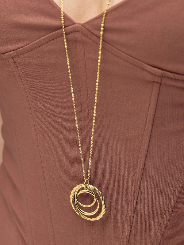 Brosway Amy ženska dugačka ogrlica u boji žutog zlata sa visećim privescima u obliku krugova. Moderan i elegantan nakit za svakodnevno nošenje.