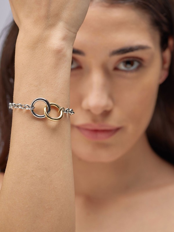 Brosway Aura ženska narukvica sa dva ukrštena kruga u boji srebra i žutog zlata. Elegantna i simbolična narukvica za svakodnevno nošenje.