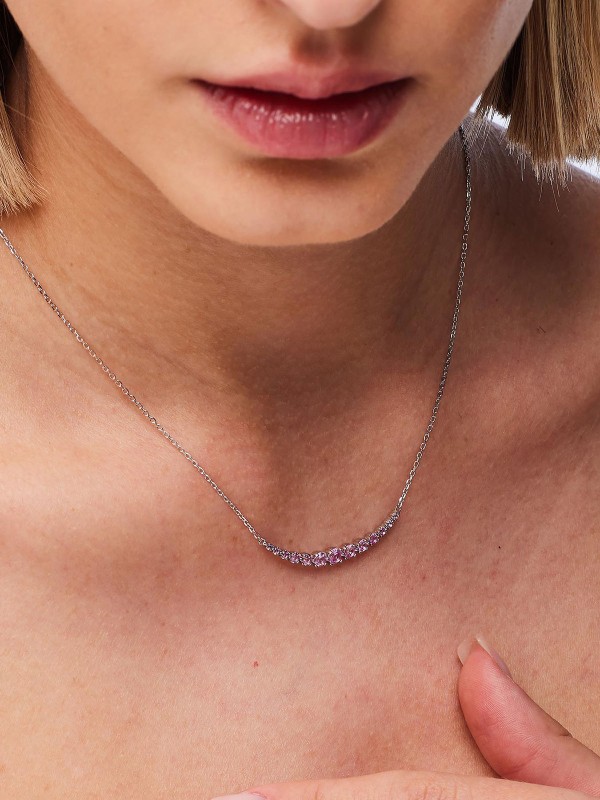 Ženska Brosway Fancy Vibrant Pink ogrlica od srebra 925, ukrašena roze cirkonima. Elegantna i ženstvena ogrlica savršena za svakodnevno nošenje ili poklon.