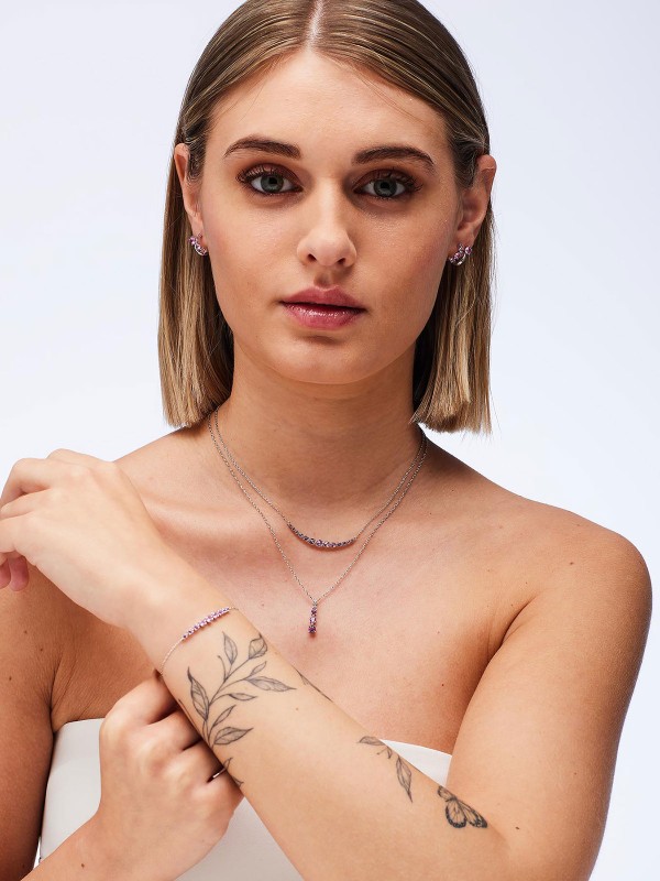 Ženska Brosway Fancy Vibrant Pink ogrlica od srebra 925, ukrašena roze cirkonima. Elegantna i ženstvena ogrlica savršena za svakodnevno nošenje ili poklon.