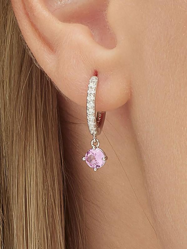 Ženska Brosway Fancy Vibrant Pink single minđuša od srebra 925 u obliku male alke, ukrašena roze cirkonom. Moderan akcenat za trendi kombinacije i miks nakita.