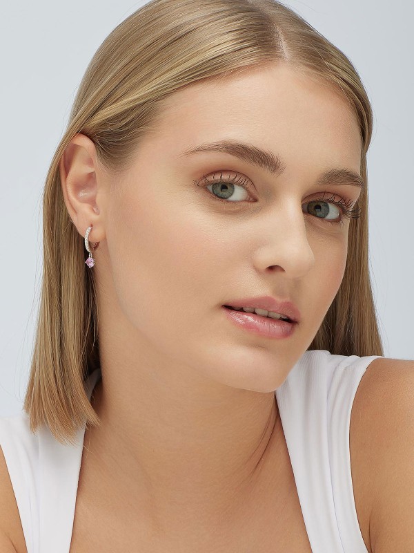 Ženska Brosway Fancy Vibrant Pink single minđuša od srebra 925 u obliku male alke, ukrašena roze cirkonom. Moderan akcenat za trendi kombinacije i miks nakita.