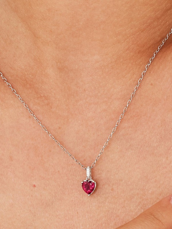 Ženski Brosway Fancy Passion Ruby privezak od srebra 925 u obliku srca, ukrašen rubin crvenim cirkonom. Romantičan detalj koji dodaje boju i emociju svakom nakitu.