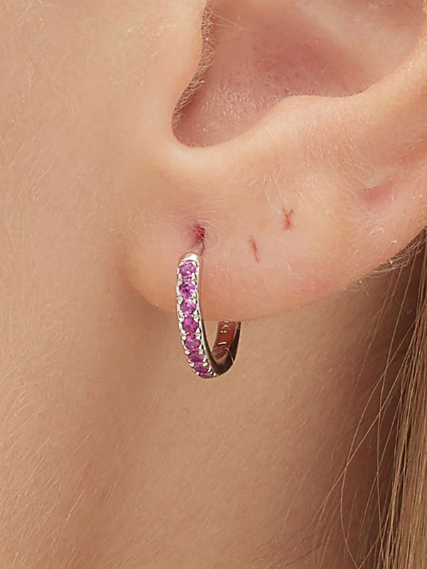 Ženska Brosway Fancy Passion Ruby single minđuša od srebra 925 u obliku male alke, ukrašena rubin crvenim cirkonima. Idealan izbor za moderan i upečatljiv stil.