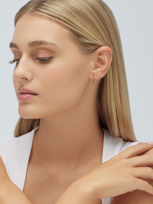 Ženska Brosway Fancy Passion Ruby single minđuša od srebra 925 u obliku male alke, ukrašena rubin crvenim cirkonima. Idealan izbor za moderan i upečatljiv stil.