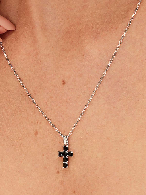 Ženski Brosway Fancy Mystery Black privezak od srebra 925 u obliku krsta, ukrašen crnim cirkonima. Snažan i moderan detalj koji unosi karakter u svaki stil.