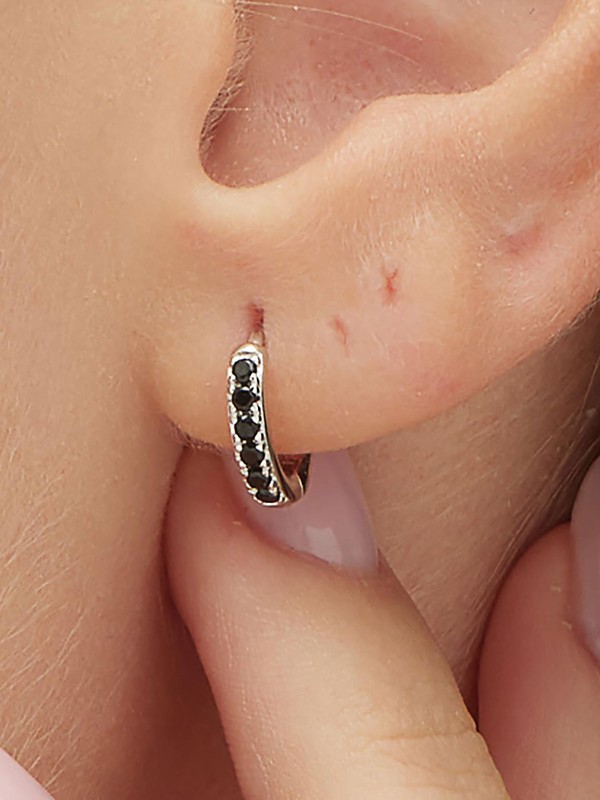 Ženska Brosway Fancy Mystery Black single minđuša od srebra 925 u obliku male alke sa crnim cirkonima. Moderan i upečatljiv detalj za asimetrično nošenje i savremene kombinacije.