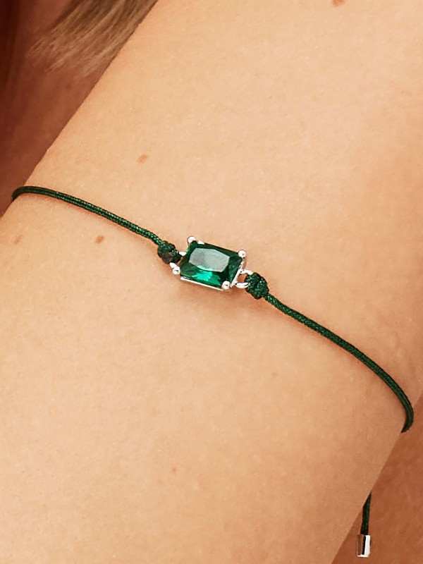 Brosway Fancy Life Green narukvica od srebra 925 sa zelenim kanapom i zelenim cirkonom. Podesiva dužina omogućava savršeno prijanjanje, dok rodijumska prevlaka obezbeđuje dugotrajan sjaj i svakodnevnu udobnost.