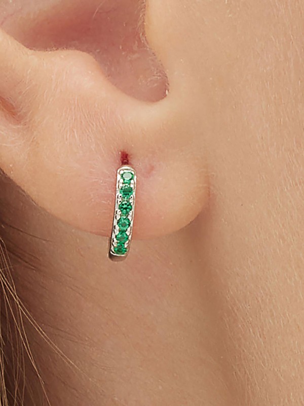 Brosway Fancy Life Green single minđuša od srebra 925 u formi male alke, ukrašena zelenim cirkonima. Moderan akcenat za kombinovanje sa drugim minđušama, sa rodijumskom prevlakom za dugotrajan sjaj i udobno nošenje.