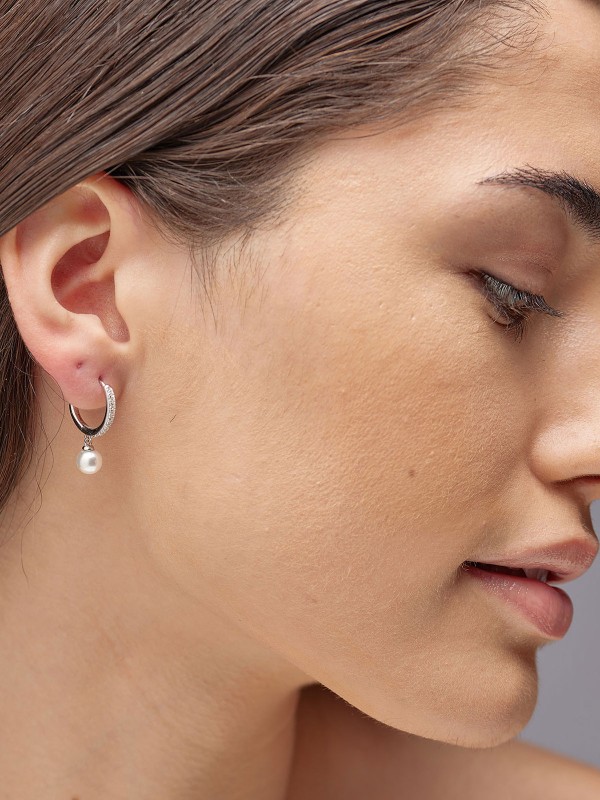 Brosway Fancy Infinity White ženske minđuše od srebra 925 u formi male alke, ukrašene cirkonima i biserom. Elegantne i svestrane, sa rodijumskom prevlakom za dugotrajan sjaj i udobno svakodnevno nošenje.