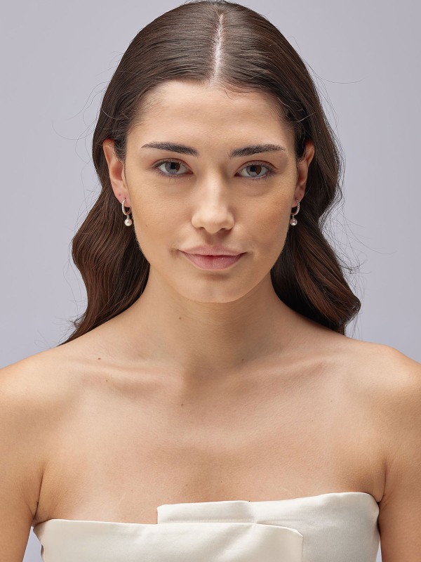 Brosway Fancy Infinity White ženske minđuše od srebra 925 u formi male alke, ukrašene cirkonima i biserom. Elegantne i svestrane, sa rodijumskom prevlakom za dugotrajan sjaj i udobno svakodnevno nošenje.