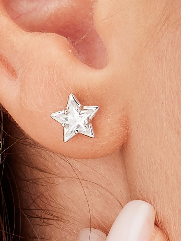 Brosway Fancy Infinity White ženska single minđuša od srebra 925 u obliku zvezde, ukrašena belim cirkonom. Suptilan i moderan detalj sa rodijumskom prevlakom, savršen za minimalistički stil.