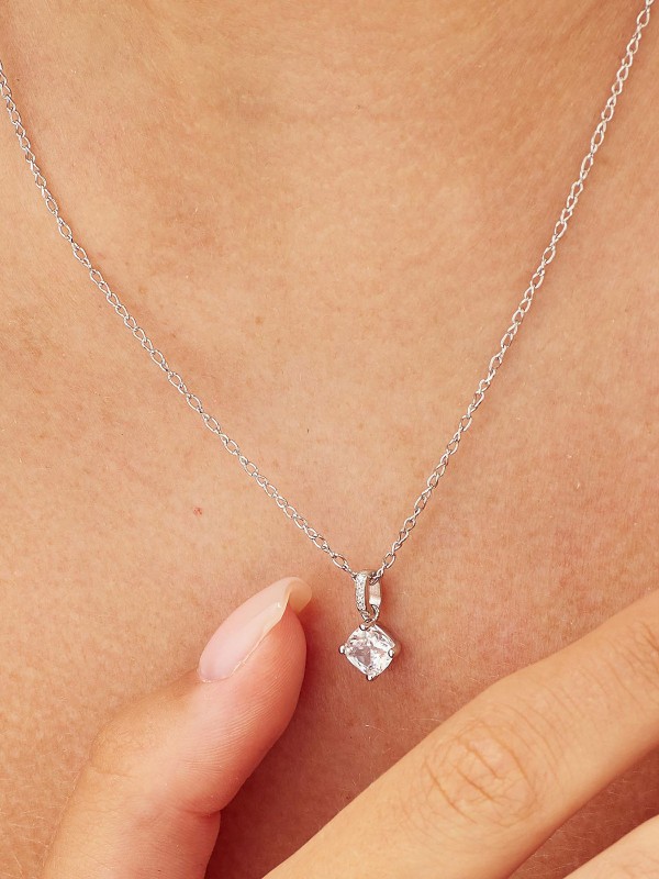 Brosway Fancy Infinity White ženski privezak od srebra 925 sa belim cirkonom. Minimalistički i elegantan detalj sa rodijumskom prevlakom, idealan za svakodnevno nošenje ili poklon.