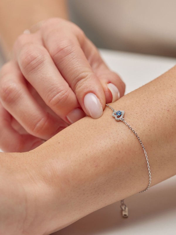 Brosway Fancy Freedom Blue ženska narukvica od srebra 925 sa motivom srca i plavim cirkonom. Elegantna tenis narukvica sa rodijumskom prevlakom, hipoalergena i idealna za svakodnevno nošenje.